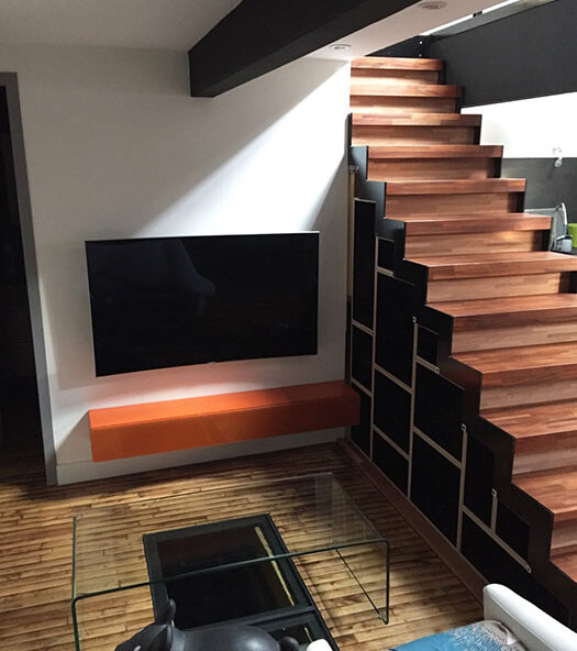 ESCALIER CONTEMPORAIN AVEC RANGEMENTS