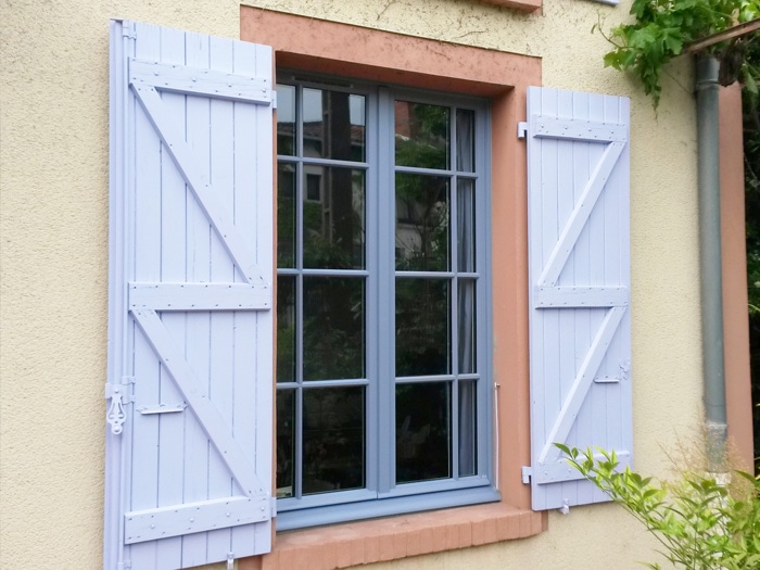 VOLET A LAMES VERTICALES ET FENETRES A CROISILLONS